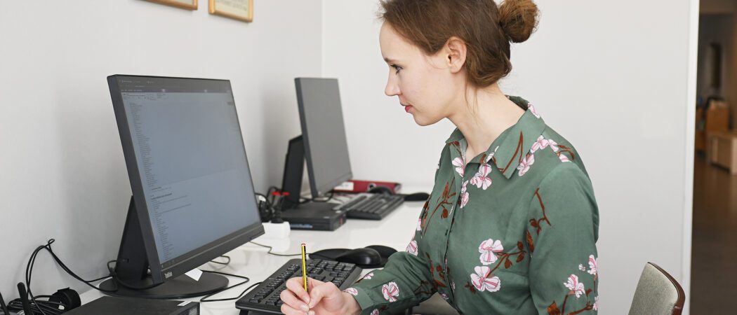 Kuvassa tutkija Median museo ja arkisto Merkin arkiston tutkijasalissa.