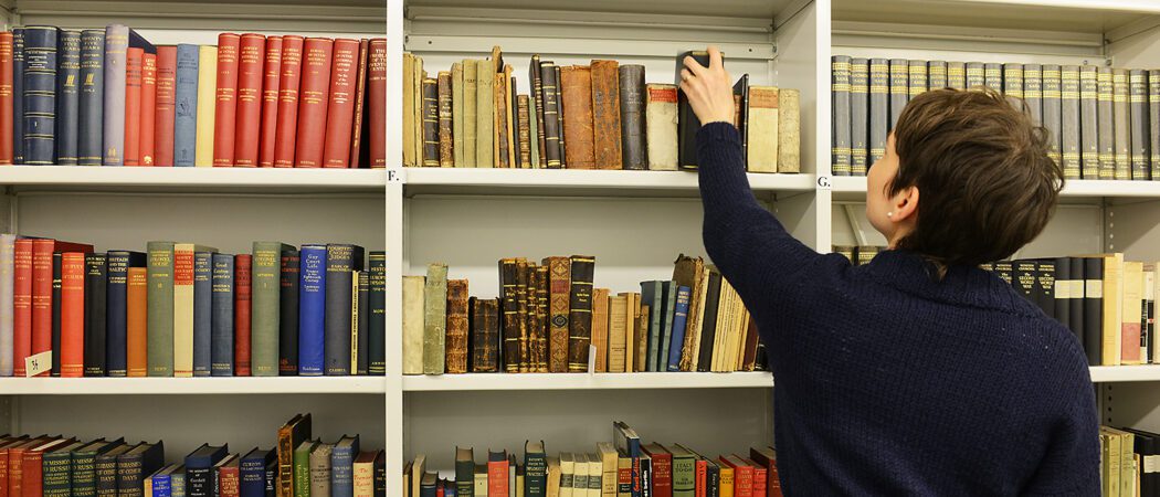 Ministeri Eljas Erkon kirjastoa Median museo ja arkisto Merkissä.
