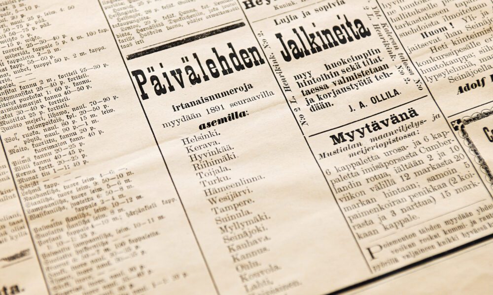 Osa vanhan sanomalehden sivua. Pientä tekstiä ja rivi-ilmoituksia, joiden ostikoita ovat mm. "Päivälehden irtanaisnumeroita", "Jalkineita" ja "Myytävänä".