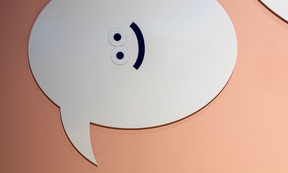 A smiling face on a speech bubble.