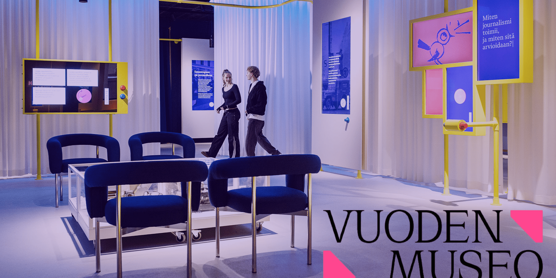 Näkymä näyttelytilasta. Kuvan päällä on Vuoden museo 2025 finalisti -logo.