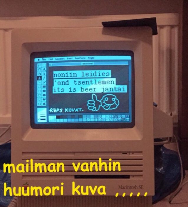 Reps.kuvat -teemainen tietokonegrafiikka vanhan tietokoneen ruudulla.