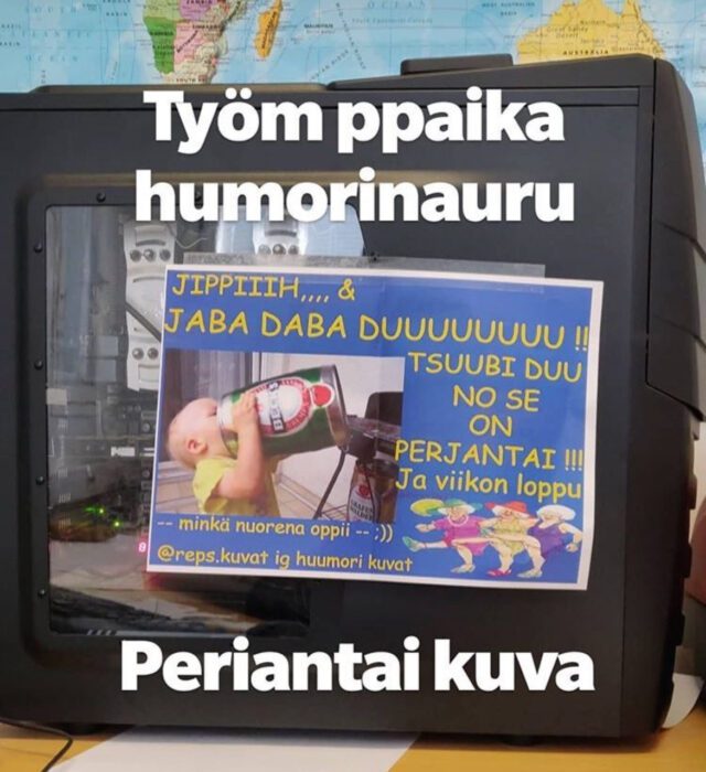 Printattu Reps.kuvat -meemi teipattuna tietokoneen kotelon kylkeen.