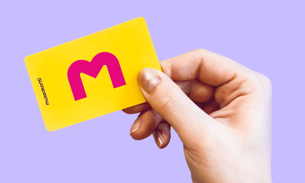 Museokortti kädessä.