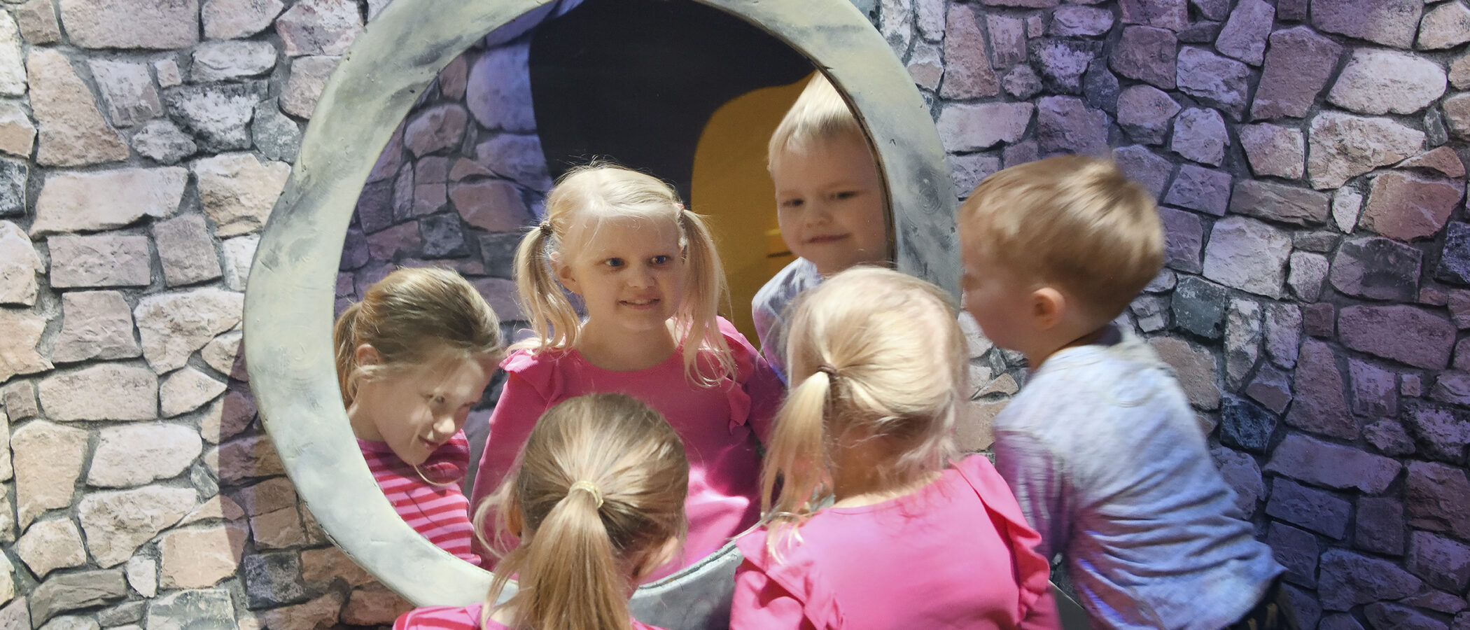 Lapsia Saapasjalkakissa-näyttelyssä.