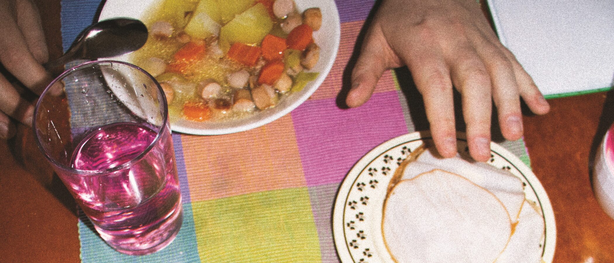 Nakkikeiton syöntiä, lähikuva ruokapöydästä